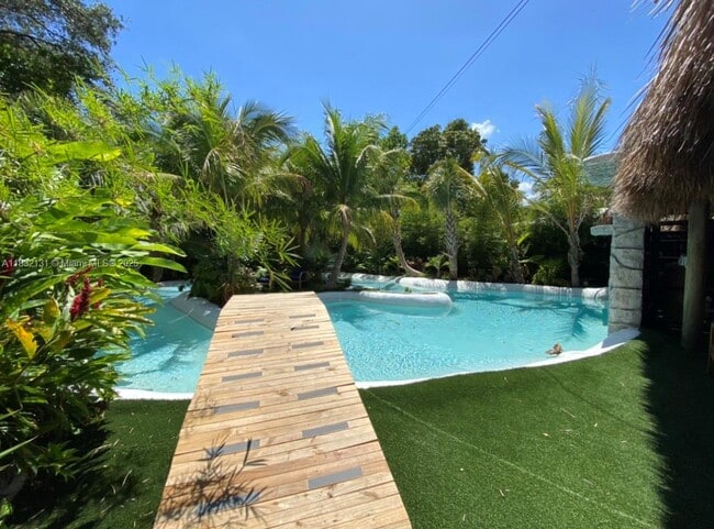 274 NW 32nd St
