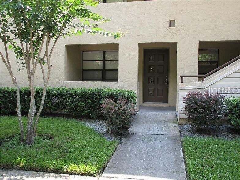 4957 Puritan Cir, Unit 403 in Tampa, FL - Foto de edificio
