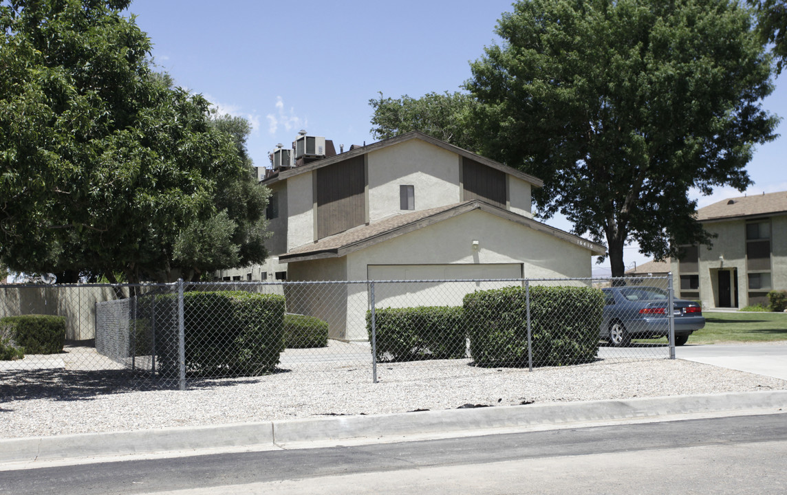 16416 Orange St in Hesperia, CA - Foto de edificio