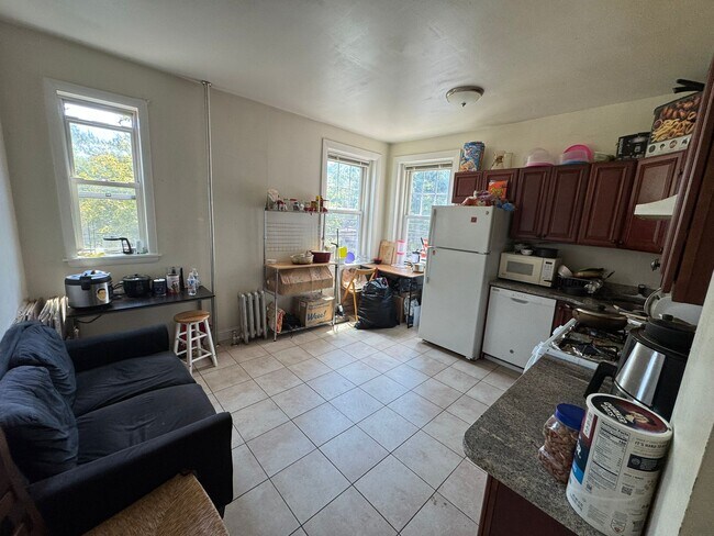 751 Washington St, Unit 2 in Brookline, MA - Foto de edificio - Building Photo