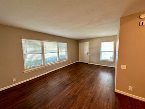 6205 St Moritz Ave-Unit -6205 St Moritz Ave in Dallas, TX - Building Photo - Building Photo