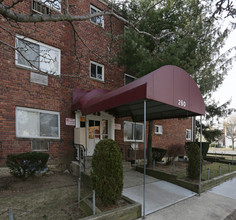 260 Belmont Parkway in Hempstead, NY - Foto de edificio - Building Photo