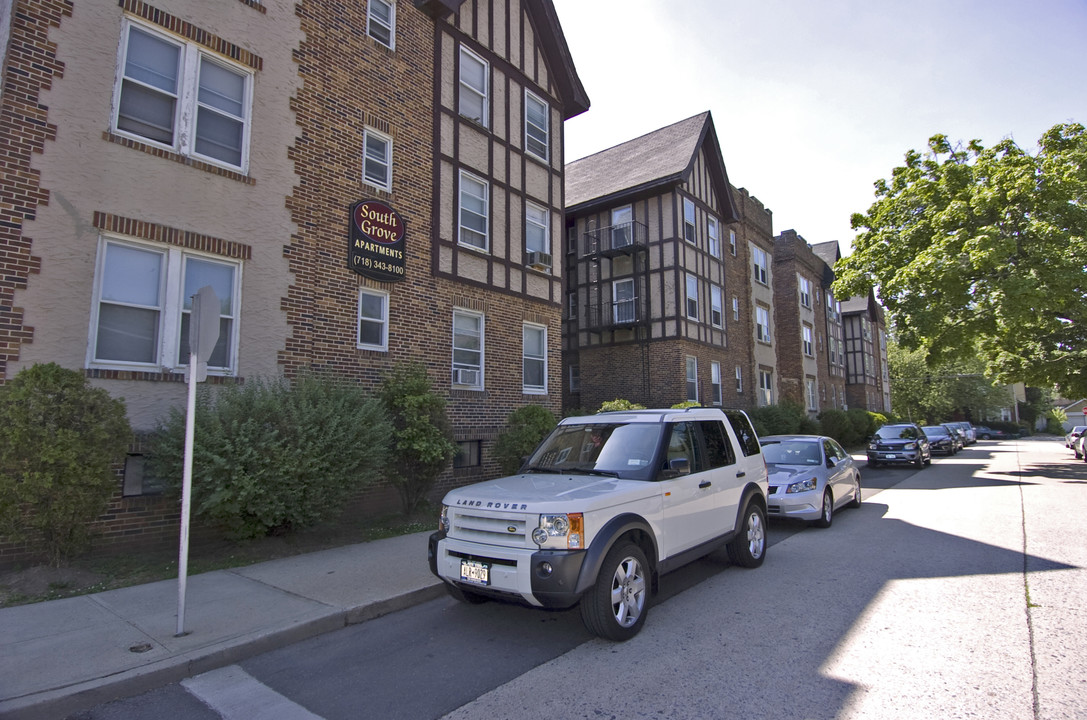 South Grove Apartments in Valley Stream, NY - Building Photo