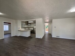 3242-3250 SE 136th Ave in Portland, OR - Building Photo - Building Photo