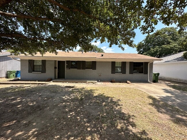 220 S Shore Pl in Lewisville, TX - Foto de edificio - Building Photo