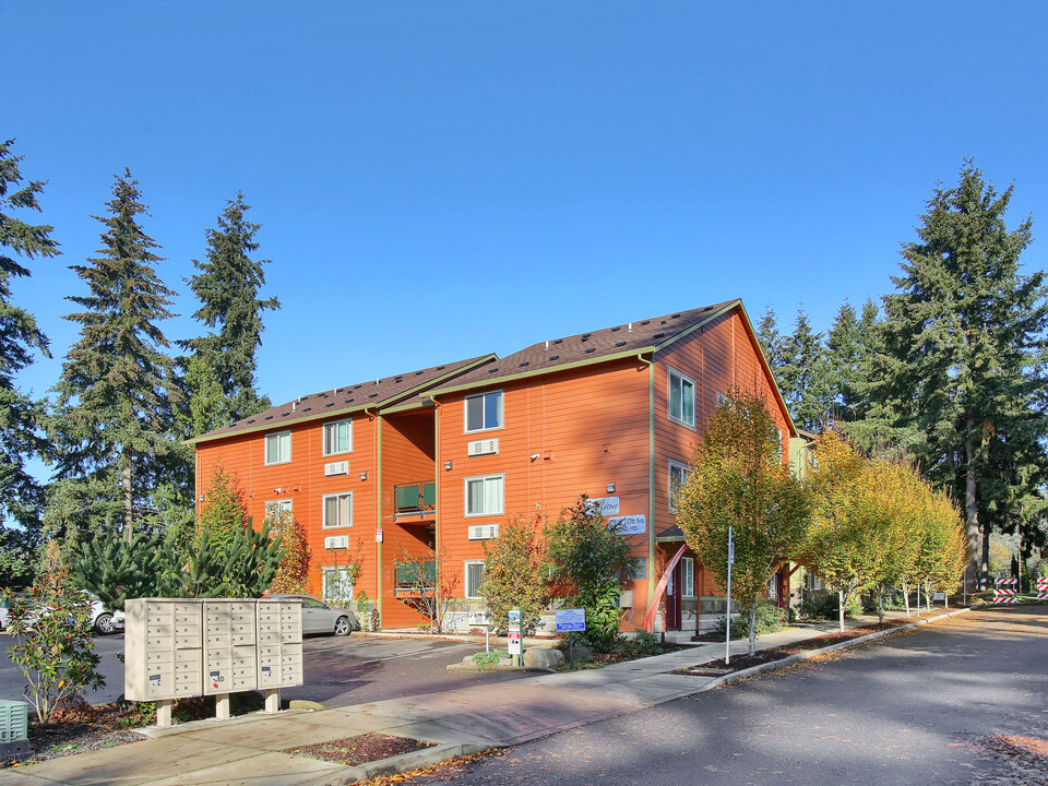 Riva Courtyard Apartments in Portland, OR - Building Photo