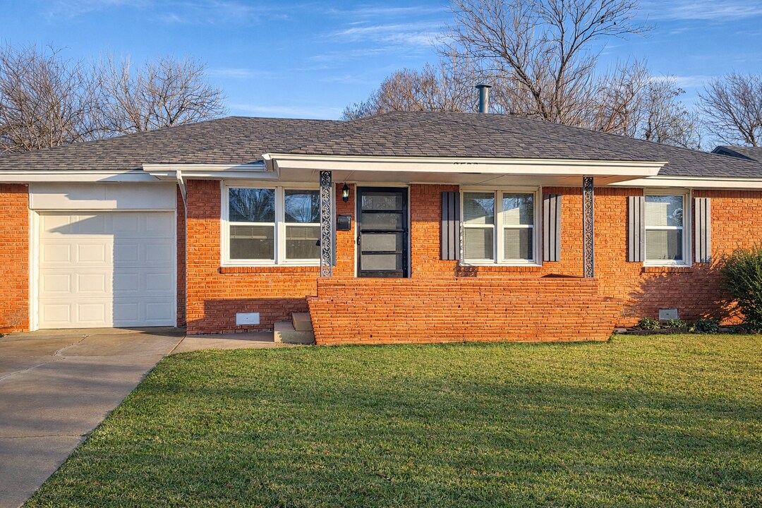 2353 Oxford Way in The Village, OK - Building Photo