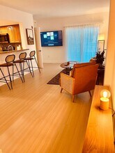 120 Douglas Rd in Coral Gables, FL - Building Photo - Building Photo