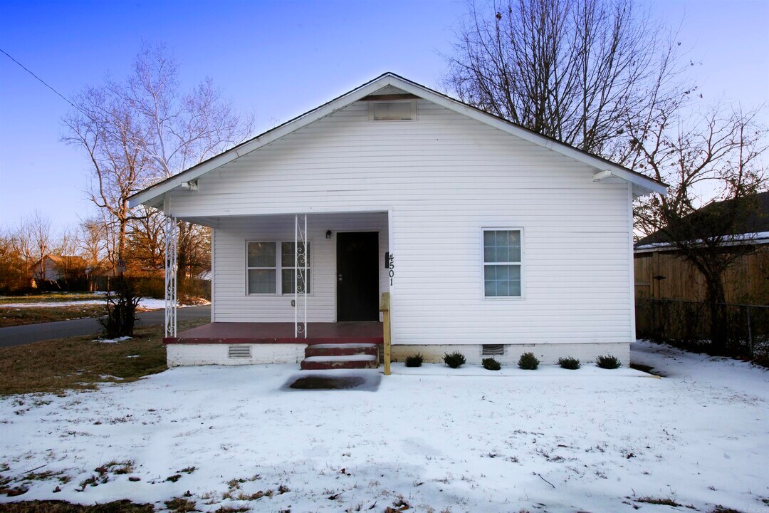 4501 W 28th St in Little Rock, AR - Building Photo