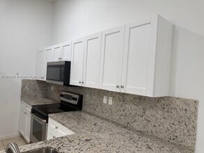 4850 NW 102nd Ave in Doral, FL - Foto de edificio - Building Photo