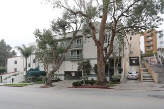 Gayley Towers in Los Angeles, CA - Foto de edificio - Building Photo