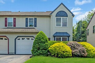 19 Longbrook Ln in Freehold, NJ - Building Photo