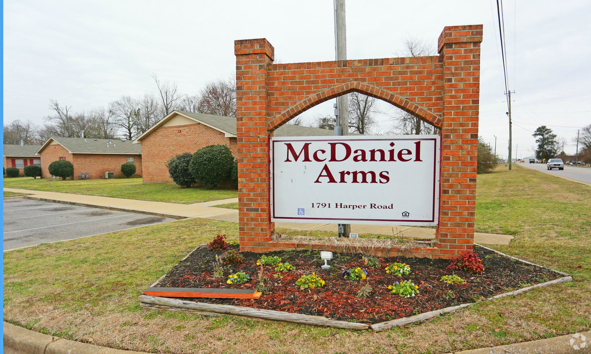 McDaniel Arms Apartments in Northport, AL - Building Photo