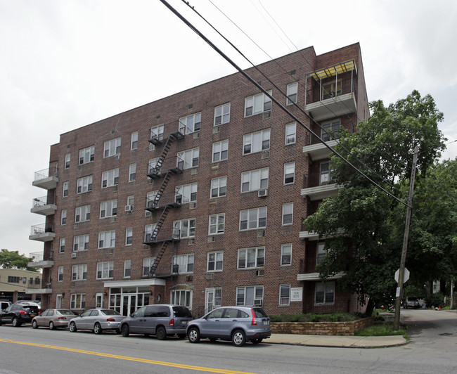 673 Mclean Ave in Yonkers, NY - Building Photo - Building Photo