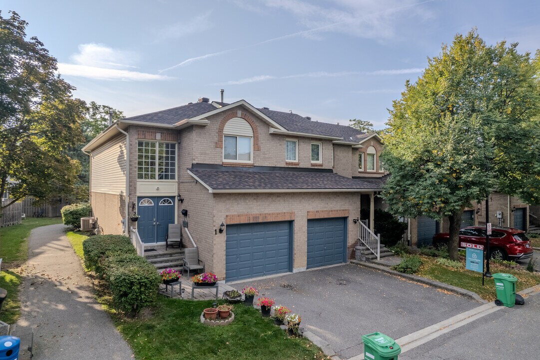 4 Farnham Dr in Brampton, ON - Building Photo