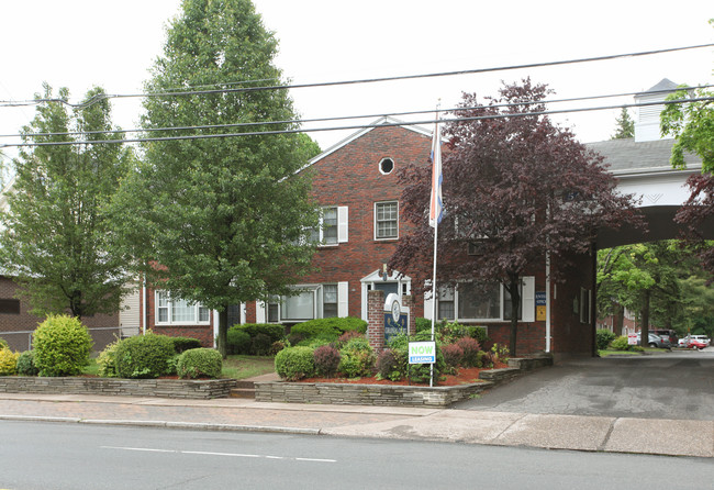 Colonial Court in East Hartford, CT - Building Photo - Building Photo