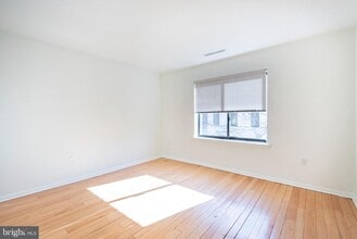 327 Monroe St in Philadelphia, PA - Building Photo - Building Photo