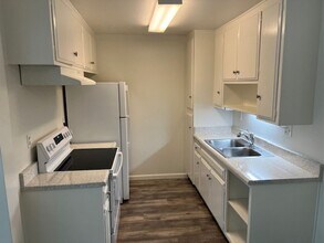 1000 W MacArthur Blvd in Santa Ana, CA - Building Photo - Building Photo