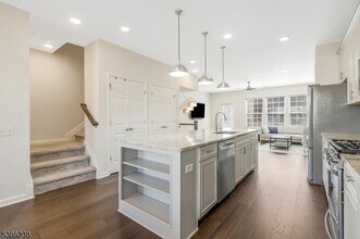 17 Gala Ct in Livingston, NJ - Foto de edificio - Building Photo