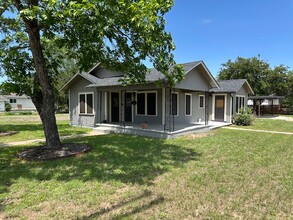 415 S Guadalupe St in Seguin, TX - Building Photo - Building Photo