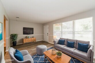 2123 Patou Dr W in Jacksonville, FL - Building Photo - Building Photo