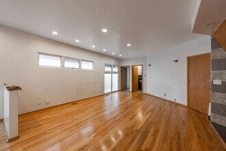 1049 N Winchester Ave, Unit 2 in Chicago, IL - Building Photo - Building Photo
