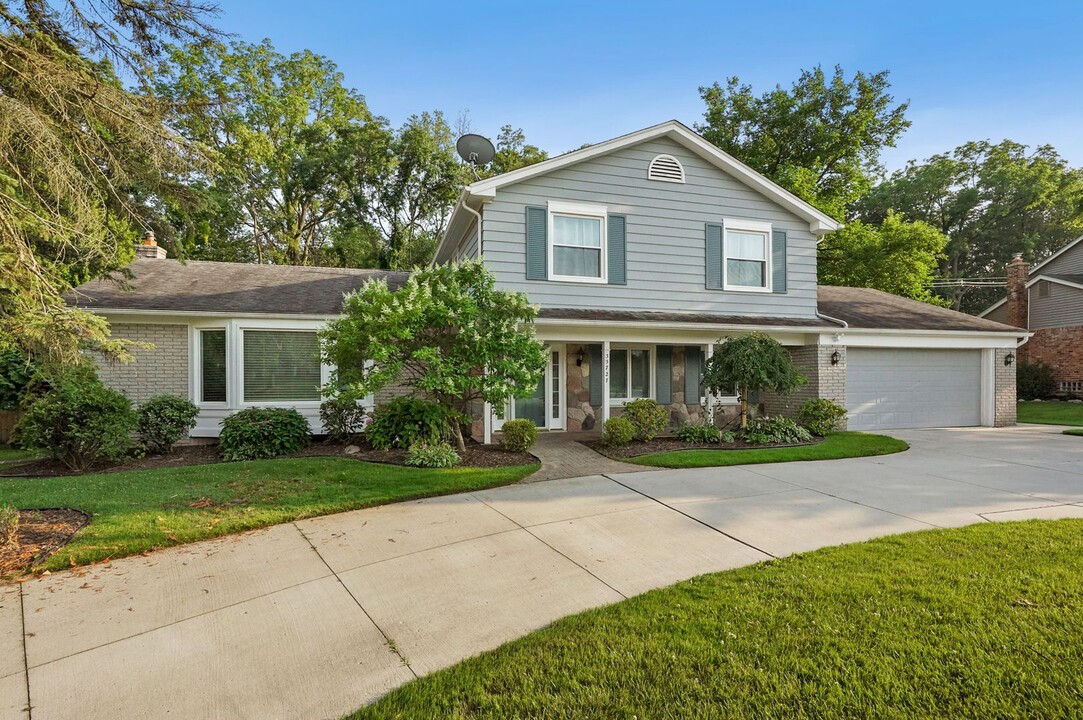 35727 Johnstown Rd in Farmington Hills, MI - Foto de edificio
