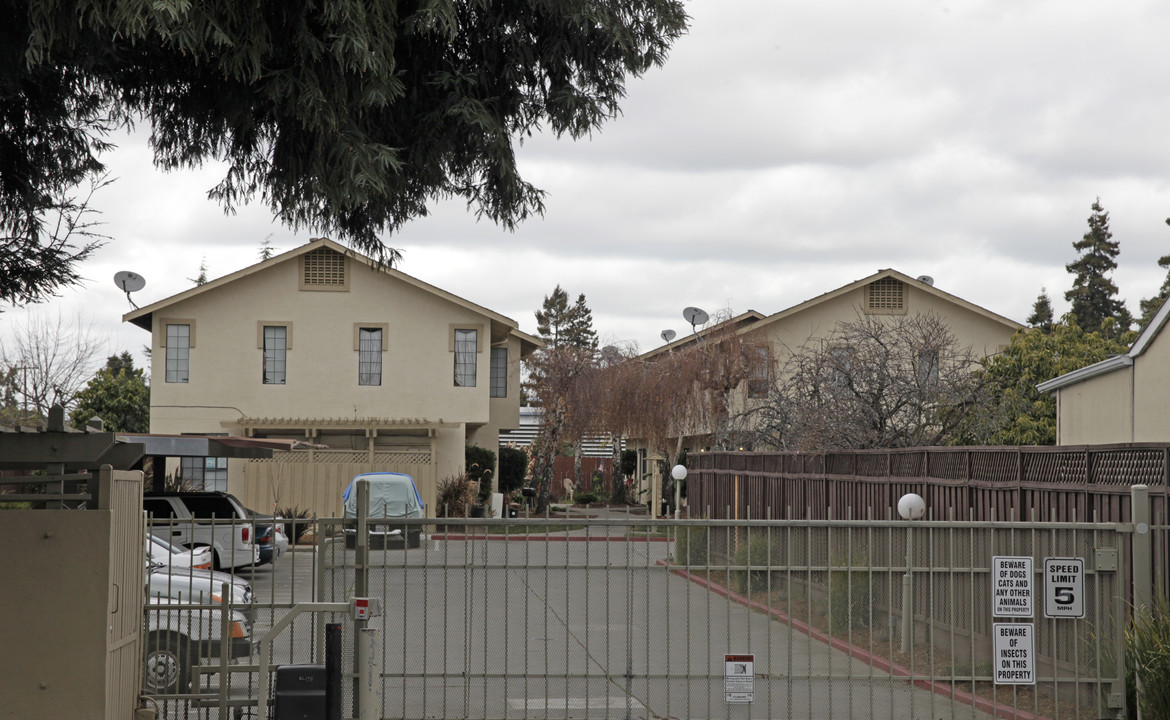 390 Sunset Blvd in Hayward, CA - Foto de edificio