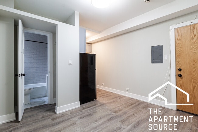 501 W Belmont Ave, Unit 2E in Chicago, IL - Building Photo - Building Photo