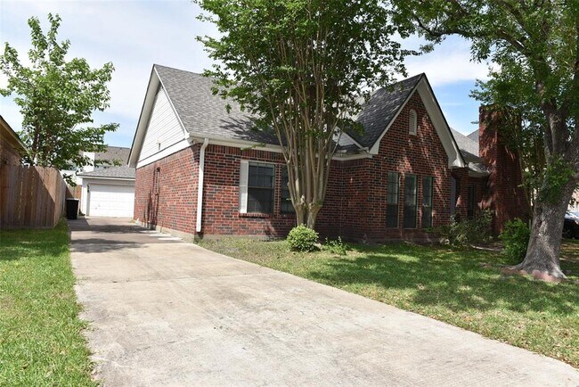 12134 Ella Lee Ln in Houston, TX - Building Photo - Building Photo