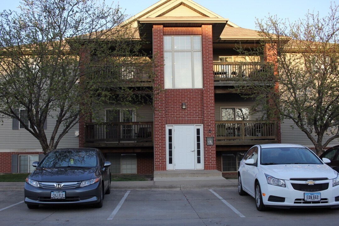 2266 Holiday Rd, Unit 301 in Coralville, IA - Building Photo