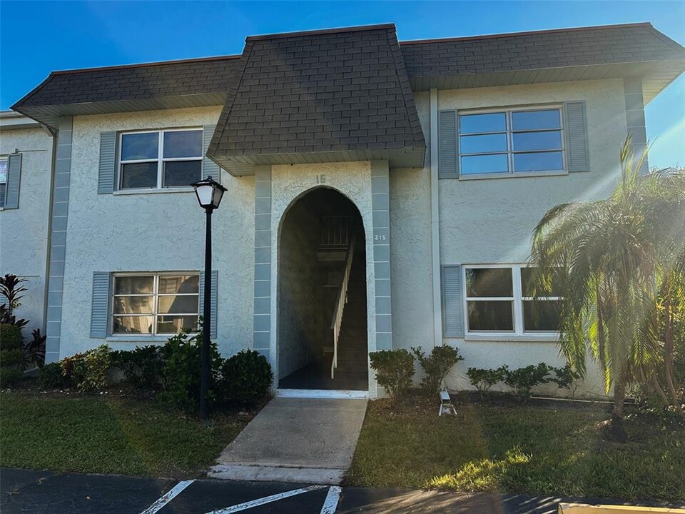 215 S McMullen Booth Rd in Clearwater, FL - Building Photo