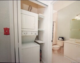 17800 NW 73rd Ave, Unit Shoma Homes Country Club in Hialeah, FL - Building Photo - Building Photo