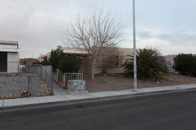 5300 Redberry St in Las Vegas, NV - Foto de edificio - Building Photo