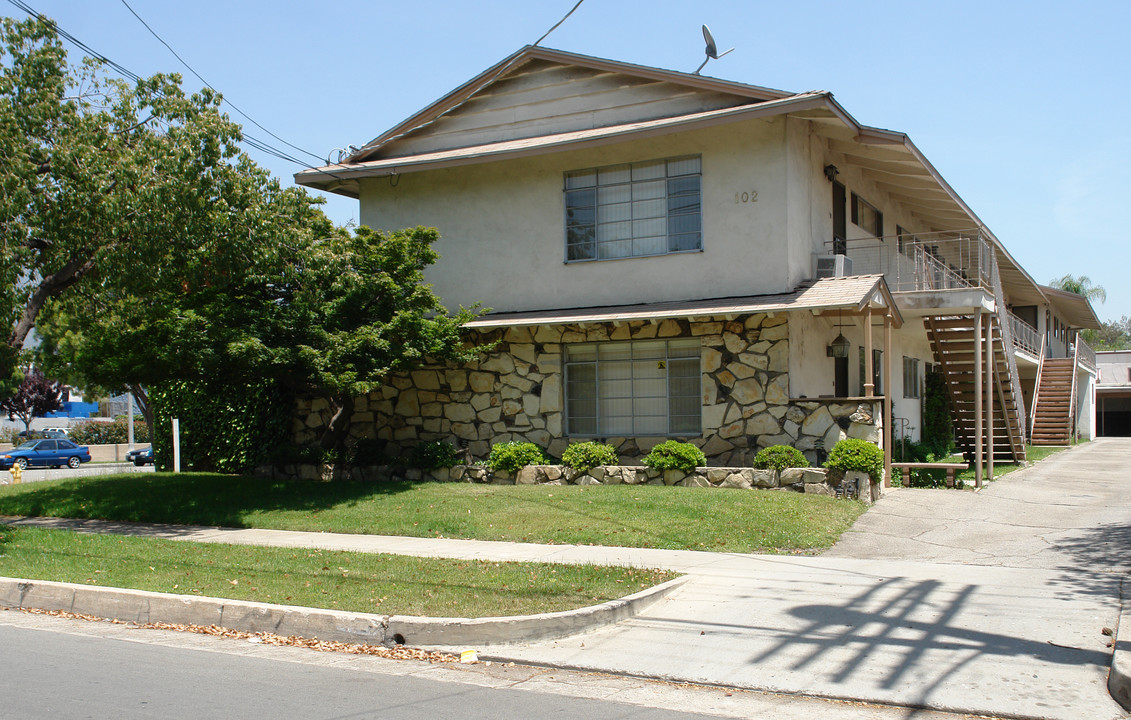 102 N Holliston Ave in Pasadena, CA - Building Photo