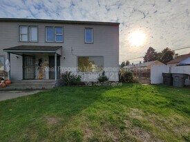 87 Symons St in Richland, WA - Building Photo