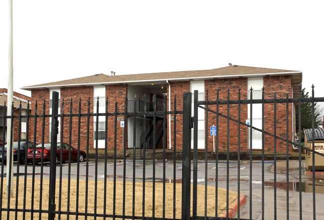 Mingo Manor in Tulsa, OK - Building Photo - Building Photo