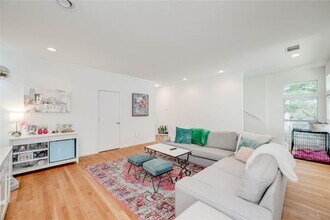 708 E 45th St, Unit 1 in Austin, TX - Foto de edificio - Building Photo