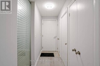 111 Elizabeth St in Toronto, ON - Building Photo - Building Photo