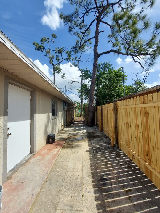 5453 Tenth Ave in Ft. Myers, FL - Building Photo