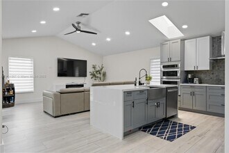 1900 Lakeshore Dr in Weston, FL - Foto de edificio - Building Photo