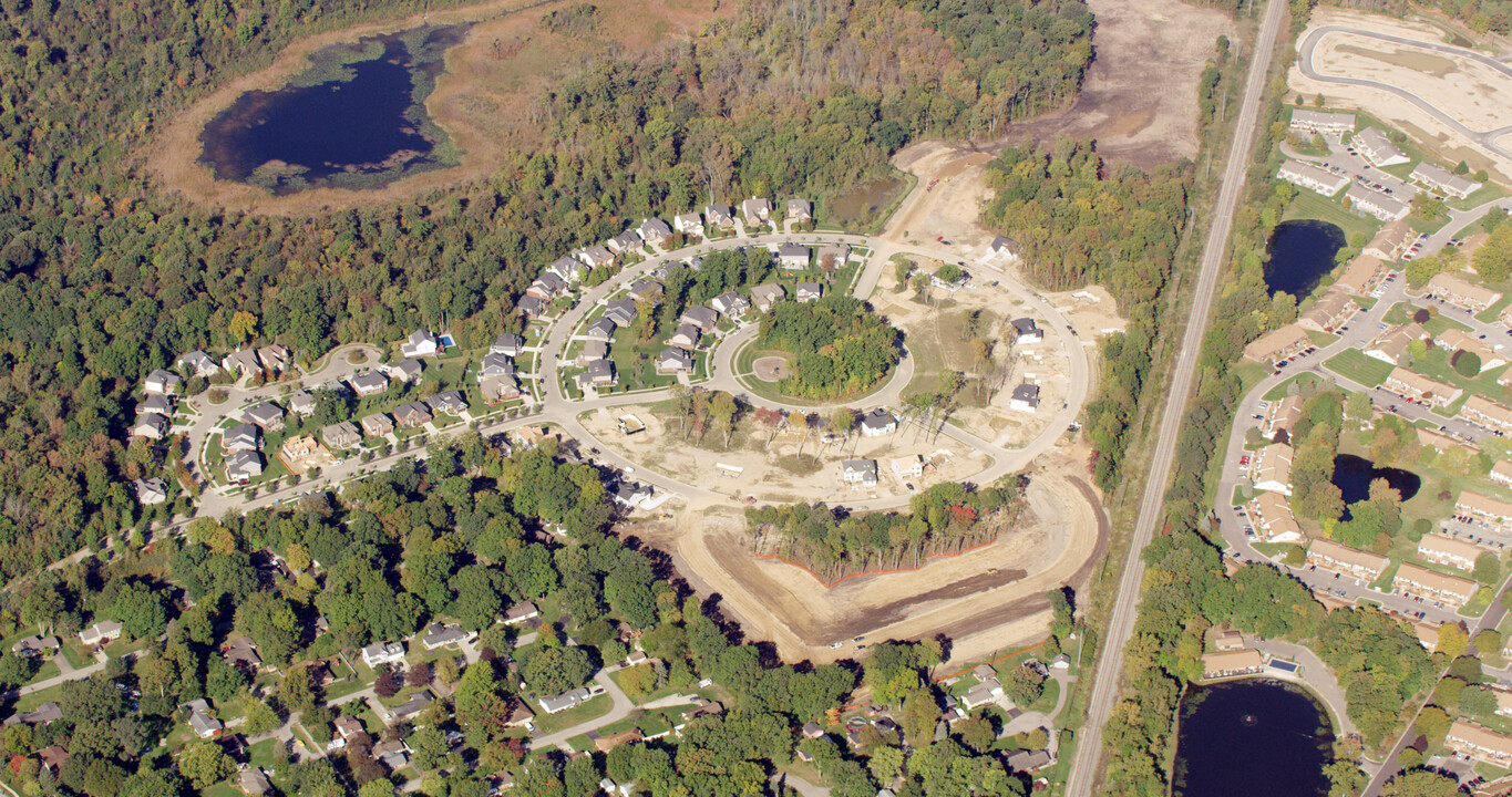 Charleston Park in South Lyon, MI - Building Photo