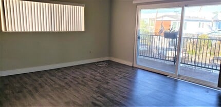125 6th St, Unit 2 in Seal Beach, CA - Foto de edificio - Building Photo