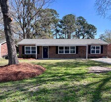 220 Phillips Ave in Port Wentworth, GA - Building Photo