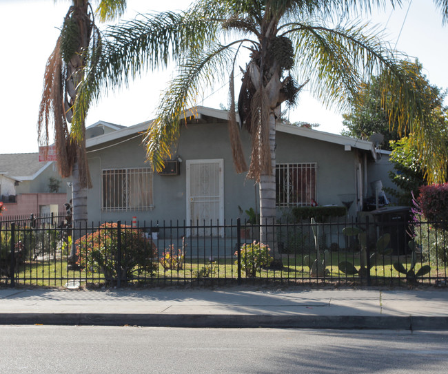 4918-4920 Clara St in Cudahy, CA - Foto de edificio - Building Photo