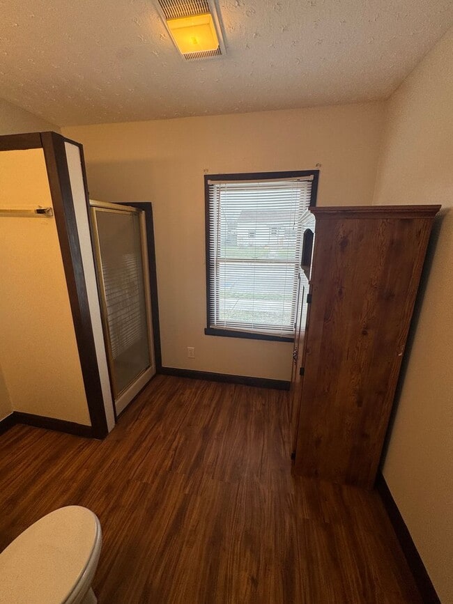 Beech Grove Downtown 3 BR/2BA single family home for rent, large deck and fenced yard with livabl... in Beech Grove, IN - Foto de edificio - Building Photo