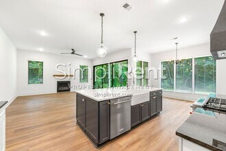 2125 W Woodberry Ave in Atlanta, GA - Building Photo - Building Photo