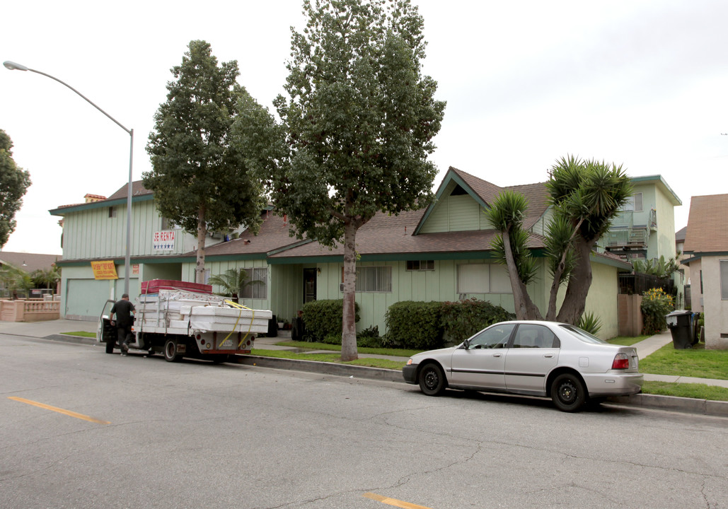 2966 Clarendon Ave in Huntington Park, CA - Building Photo