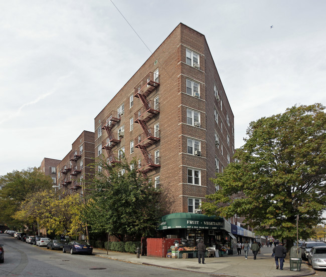 The Curtis Residence in Kew Gardens, NY - Building Photo - Building Photo