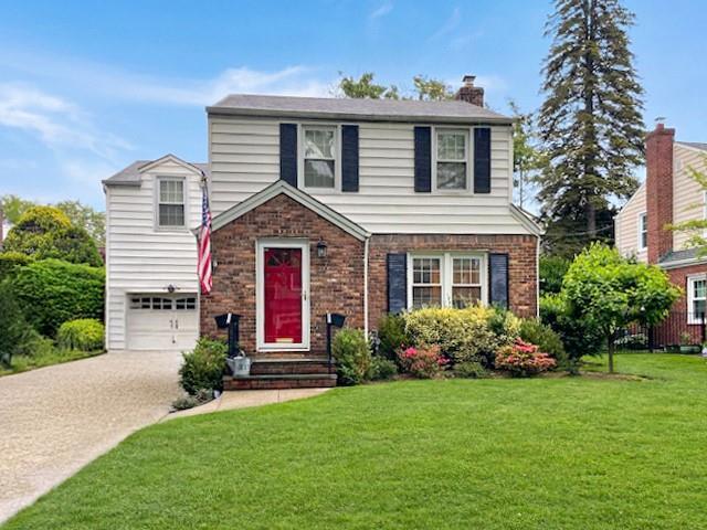 212 Fernwood Terrace in Garden City, NY - Building Photo